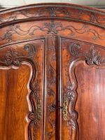 Buffet deux corps en bois mouluré de réserves chantournées, … (photo 2)