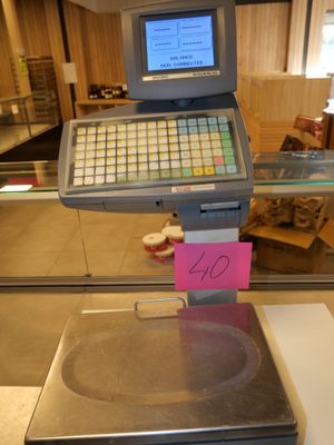 une photo d'une caisse enregistreuse dans un magasin