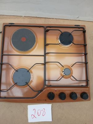 une plaque de cuisson marron à trois feux, sur laquelle est apposée une étiquette de prix