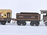 un petit train posé à côté d'un autre petit train