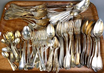 un plateau en bois sur lequel sont posées des cuillères en argent et d'autres cuillères