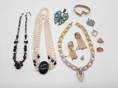 une collection de bijoux comprenant des colliers, des bracelets et des bagues