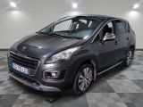 la petite voiture noire est garée dans une pièce au sol en damier