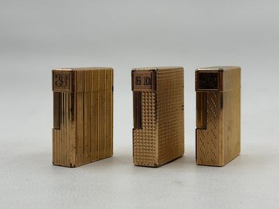 trois briquets en bois posés les uns à côté des autres sur une surface blanche