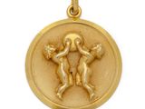 un gros plan d'une médaille d'or sur laquelle figurent deux chérubins