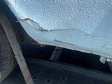 un gros plan sur le pneu d'une voiture garée sur le bord de la route