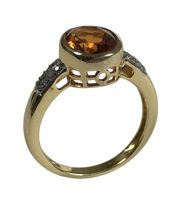 une photo d'une bague en or jaune sertie d'une grosse citrine