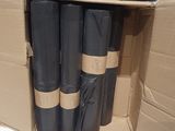 quatre rouleaux de papier noir dans une boîte en carton