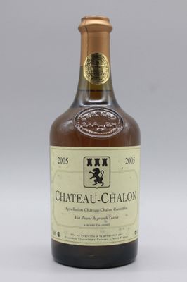 bouteille de Château Chalon avec une étiquette sur fond gris