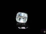 une image représentant un diamant sur un fond noir