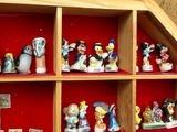 de nombreuses figurines sur les étagères de la pièce