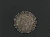 gros plan d'une pièce de monnaie sur une surface noire