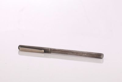 l'image d'un stylo sur une surface blanche