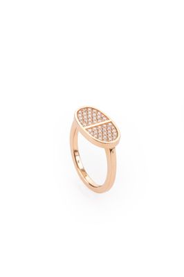 une bague en or avec des diamants sur fond blanc
