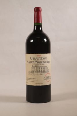 une bouteille de vin posée sur une table