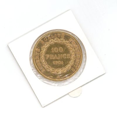 une image d'une pièce d'or sur une surface blanche