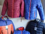 plusieurs vestes et sacs exposés dans un magasin