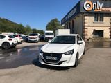 La voiture blanche est garée devant un immeuble devant lequel sont garées d'autres voitures.
