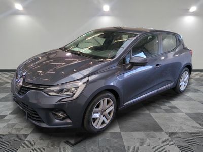 une voiture grise est garée dans une pièce au sol à carreaux