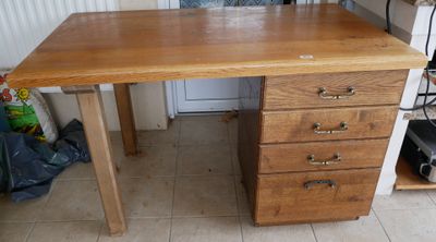 un bureau en bois sur lequel est posé un ordinateur