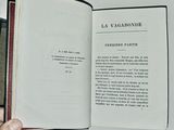 une personne tenant un livre ouvert à la main