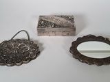 trois objets d'argenterie anciens, à savoir un miroir, un miroir et une boîte