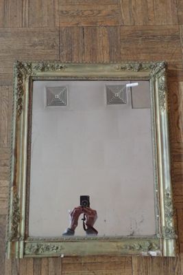 Miroir dans un cadre en bois stuqué doré à décor de roses et…