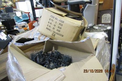 une pile de cartons et une boîte de vis posées sur une table
