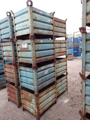 beaucoup de caisses bleues empilées les unes sur les autres