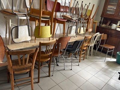 de nombreuses chaises en bois alignées en rang dans une pièce