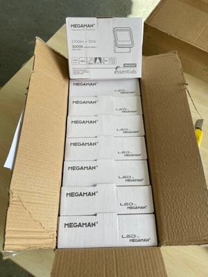 de nombreuses boîtes contenant du matériel électronique posées sur une table