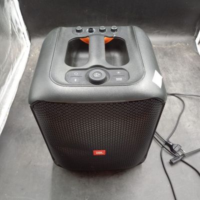 une enceinte posée par terre