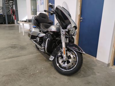 une moto noire et argentée garée dans un garage