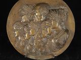 une plaque antique en bronze représentant un groupe de femmes et un homme
