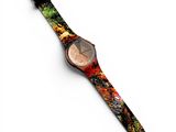 gros plan d'une montre sur une surface blanche