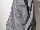 un sac accroché au mur, auquel est attaché un sac à dos