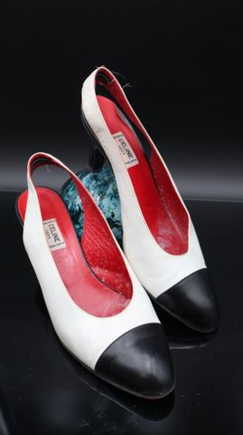 CELINE – Paire de chaussures ouvertes à talon en cuir blanc et no...