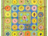 une écharpe carrée verte ornée de cercles et de fleurs colorés