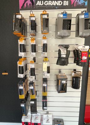 une vitrine présentant des téléphones portables accrochée au mur d'un magasin