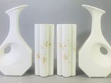 trois vases posés l'un à côté de l'autre sur une table