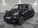 une photo d'une Smart noire garée dans un garage