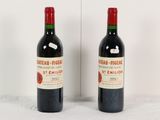 deux bouteilles de vin rouge posées l'une à côté de l'autre sur une table