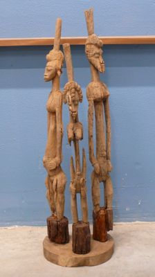 trois sculptures en bois posées sur une table