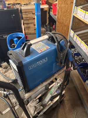 une photo d'une machine à souder dans un atelier