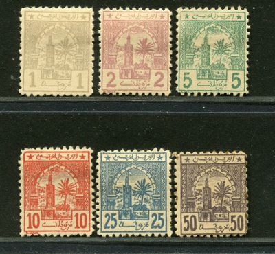 quatre timbres de couleurs différentes sur un fond noir, avec une horloge en arrière-plan