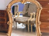 un miroir posé sur le sol devant une commode
