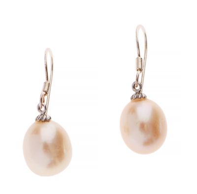 une paire de boucles d'oreilles en perles sur fond blanc
