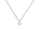 un pendentif en forme de diamant blanc suspendu à une chaîne, sur fond blanc