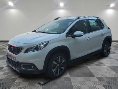 une voiture blanche garée dans une pièce au sol en damier