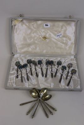six cuillères dans un étui en argent contenant six cuillères